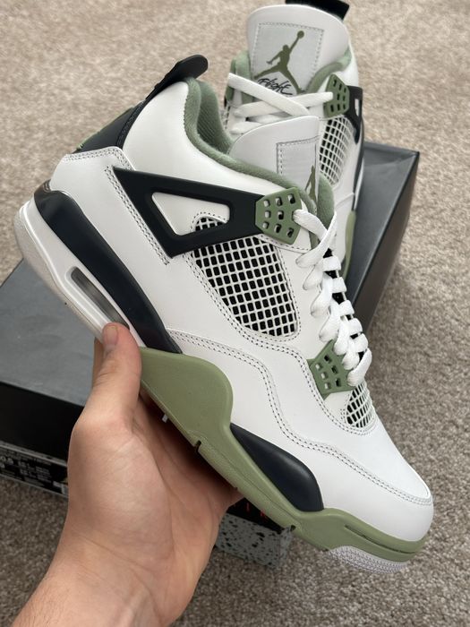 Jordan 4 olive 41 / 42.5 full box