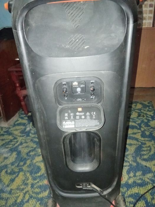 Vând boxa jbl party box 710 folosita forte putin  nu deranjați inutil