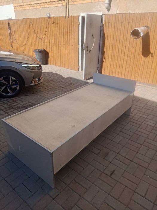 Продам кровать односпальная с матрасом