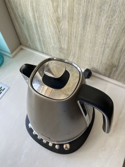 Электрический чайник Delonghi