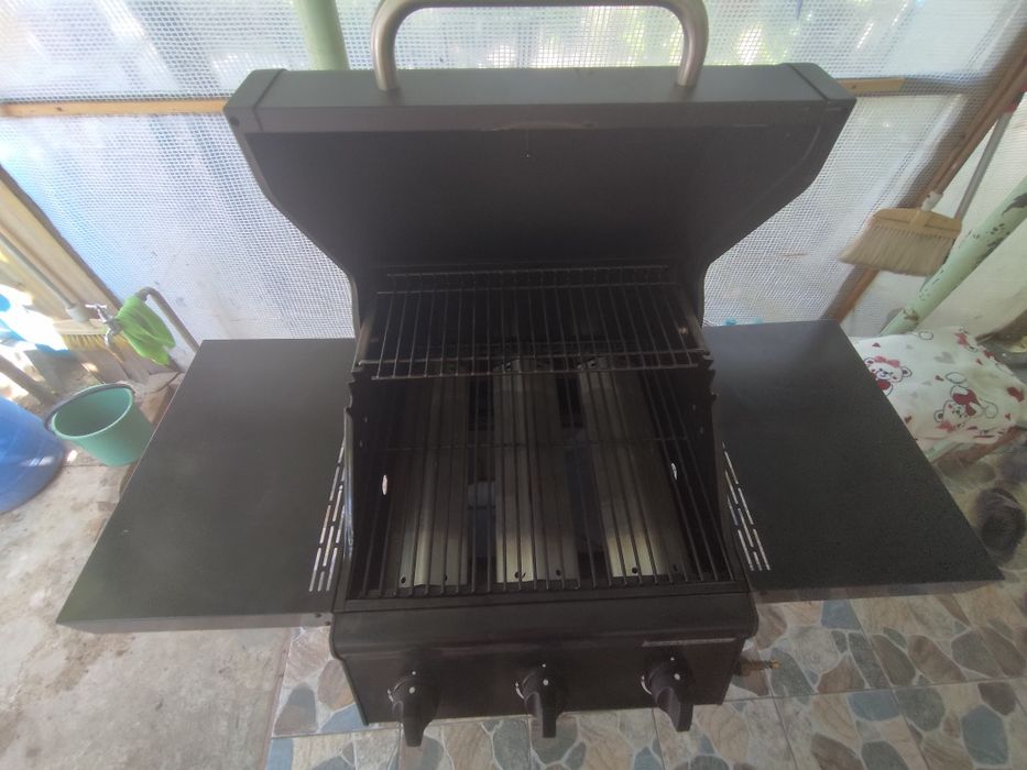 Vând grătar Naterial cu 3 arzatoare