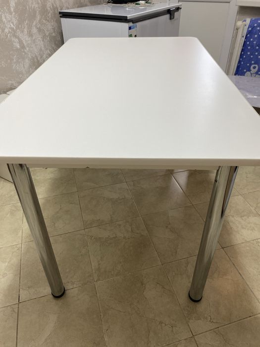 Продам стол в отличном состоянии,белый