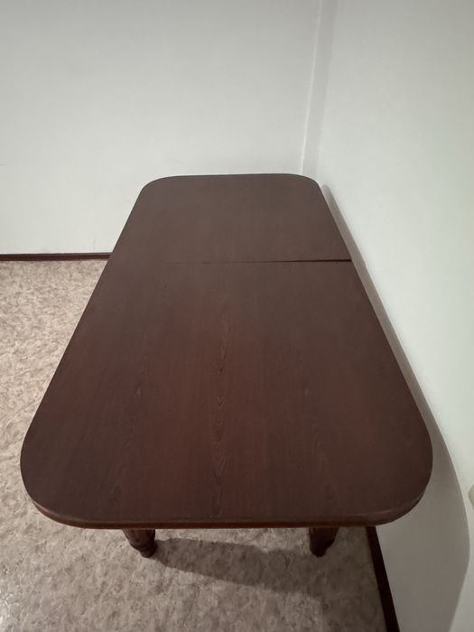 Обеденный стол для гостиной