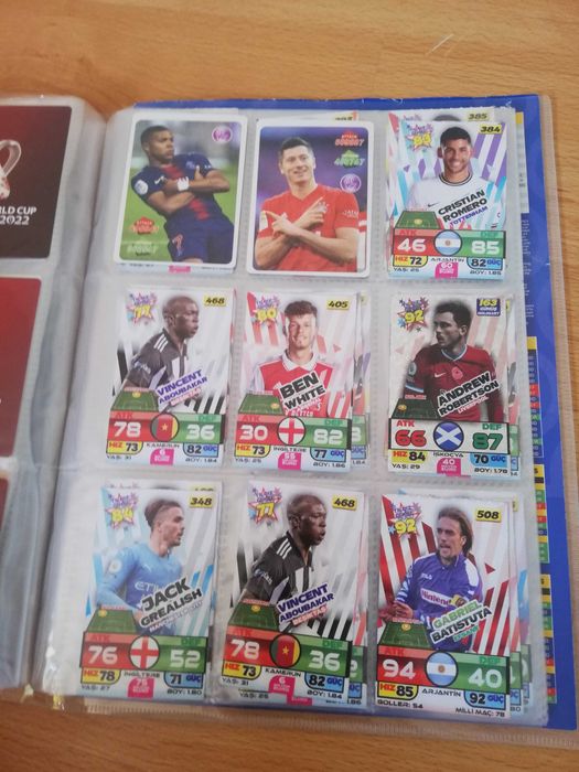 Продавам албум с футболни карти