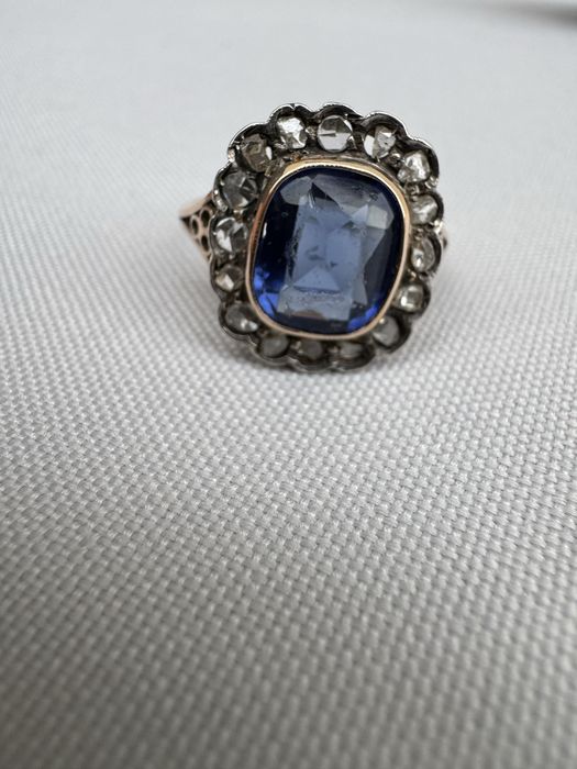 Inel aur, turmalina albastra si diamante montate in argint