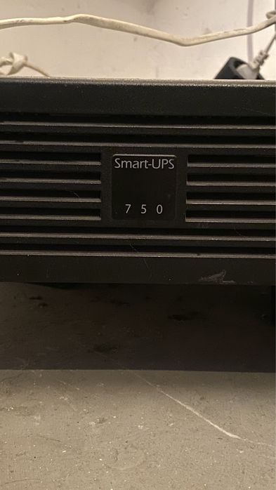 UPS APC 480W sinusoida pura