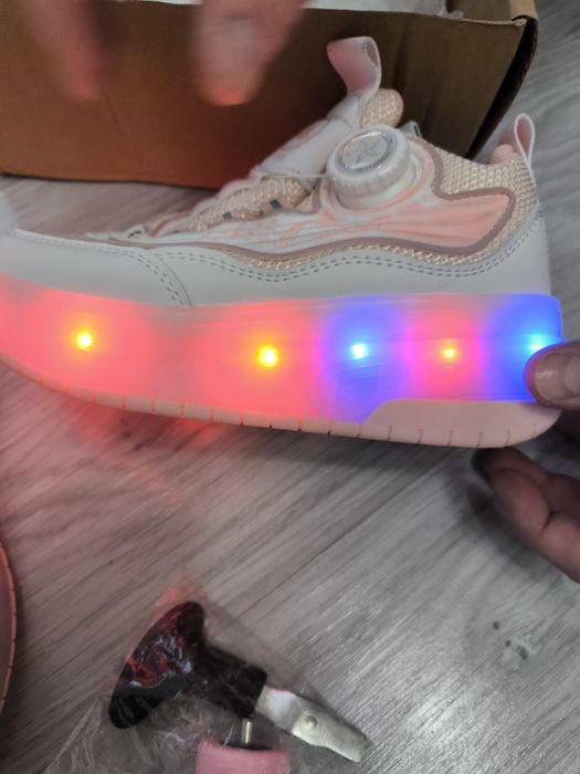 Продам кроссовки ролики.