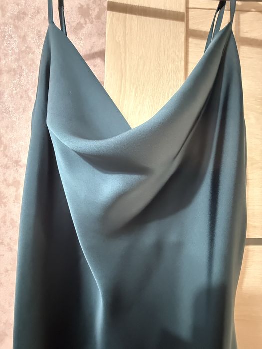 Коктельное платье из атласа отлично подчеркивает фигуру