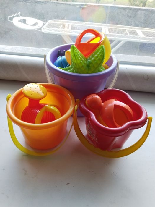 Игрушки пластиковые лотом.