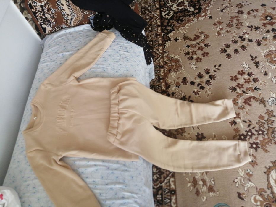 Спортивный костюм: бежевый , белый