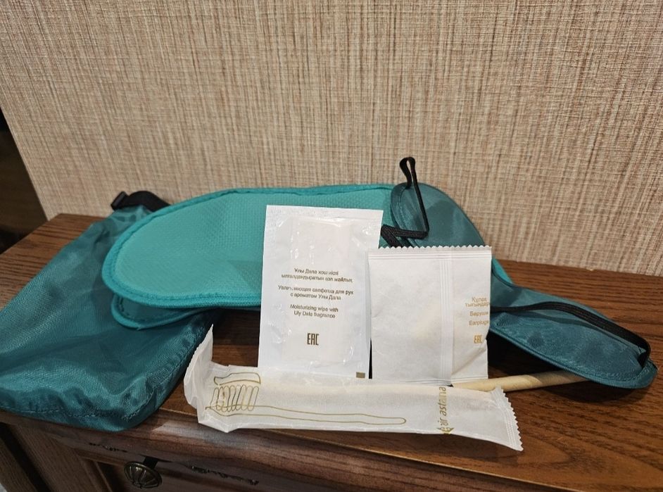 Маска для сна, беруши, тапочки