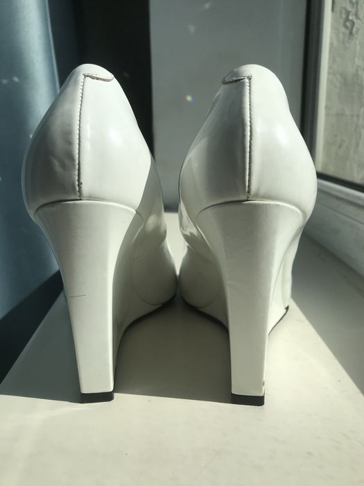 Белые свадебные туфли на танкетке