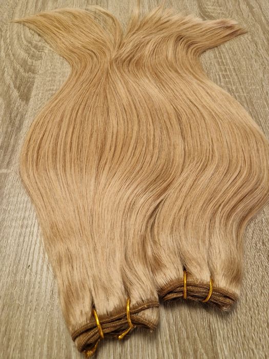 Естествена коса с плътен косъм и крайща.