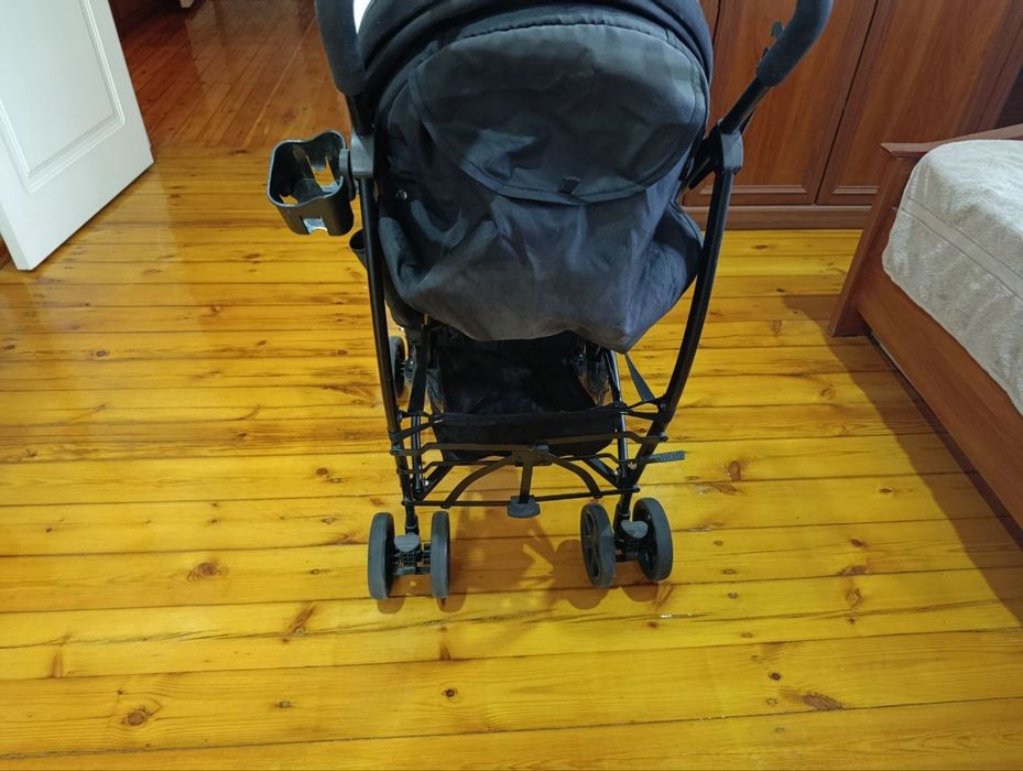 Коляска черного цвета
