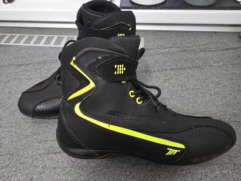 Echipament moto (casca + bocanci + geaca)