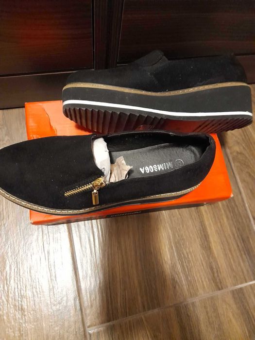 Продавам дамски затворени велурени обувки