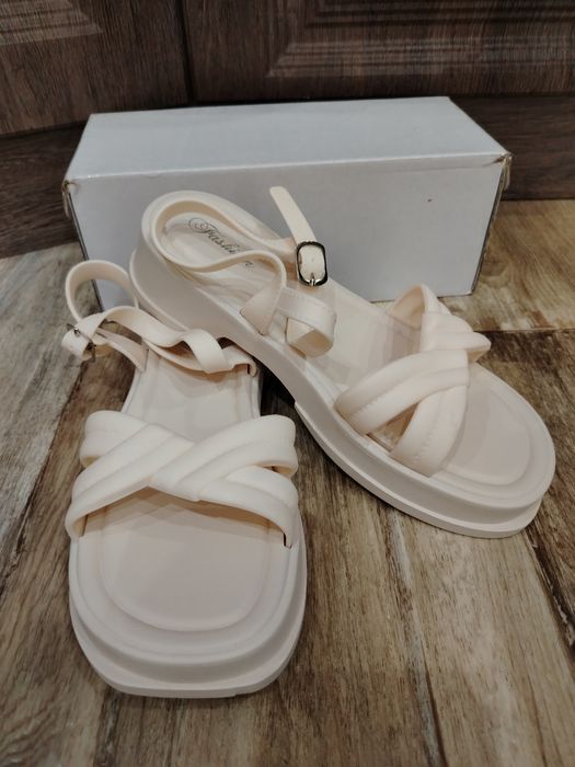 Летние босоножки 38 и 40р