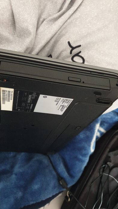 Laptop cu geanta /husa de vanzare
Fujitsu Siemens Esprimo Mobile V5535