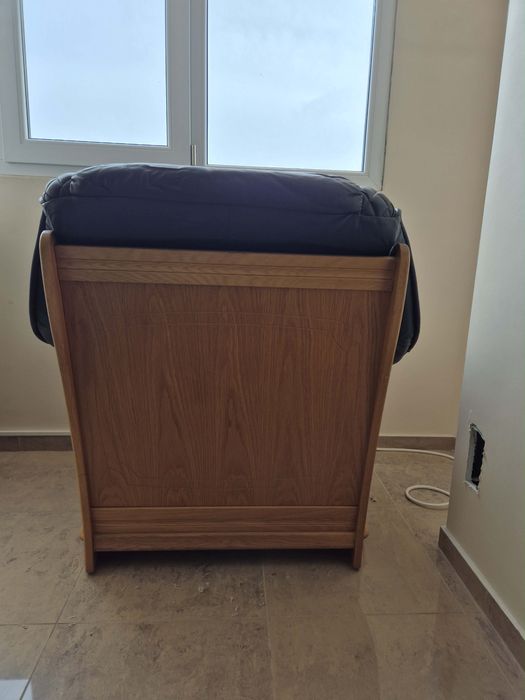 Кожена холна гарнитура и дървена маса.