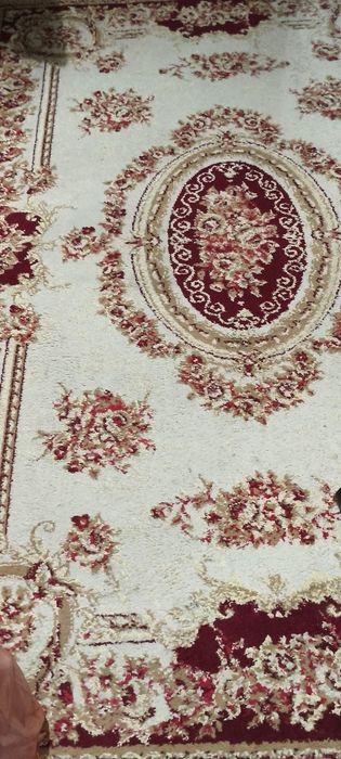 Диван,две спальные кровати,ковры,шторы.