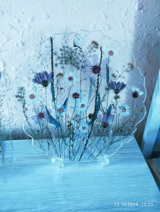 Панно картина из настоящих цветов и эпоксидной смолы с сухоцветами