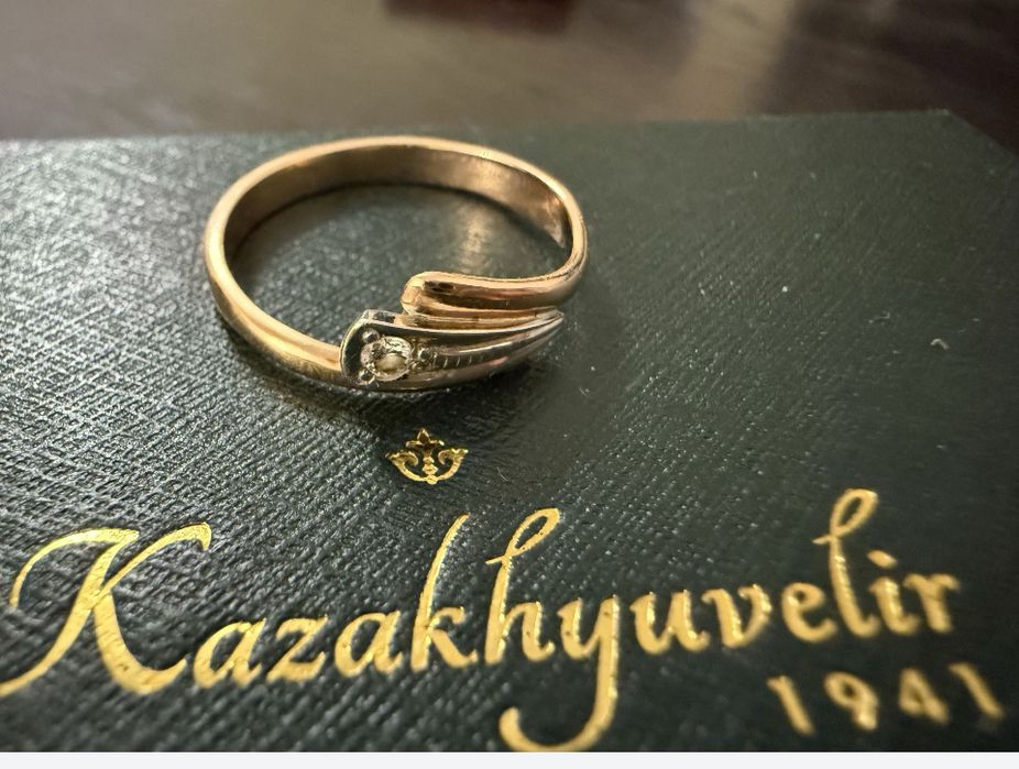 Кольцо с бриллиантом