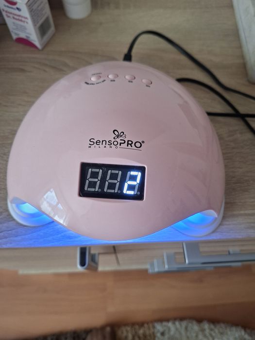 Vind lampă de unghii cu gel nouă, electrică ,fără etichetă.