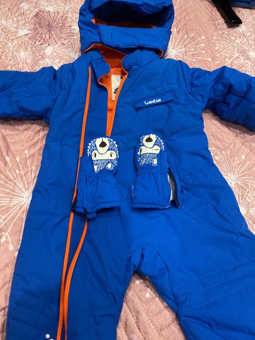 Зимен космонавт с ръкавички