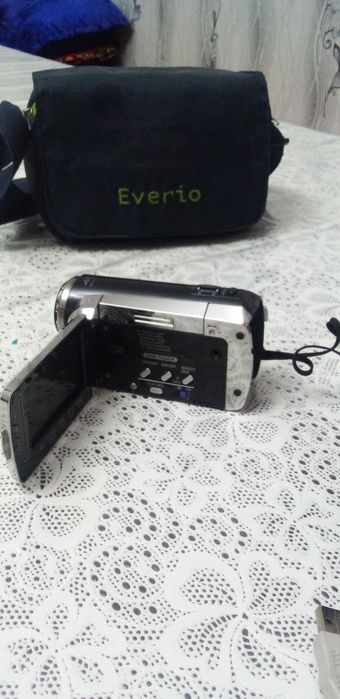 Мини видеокамера JVC на флешке размер флешки не ограничено.