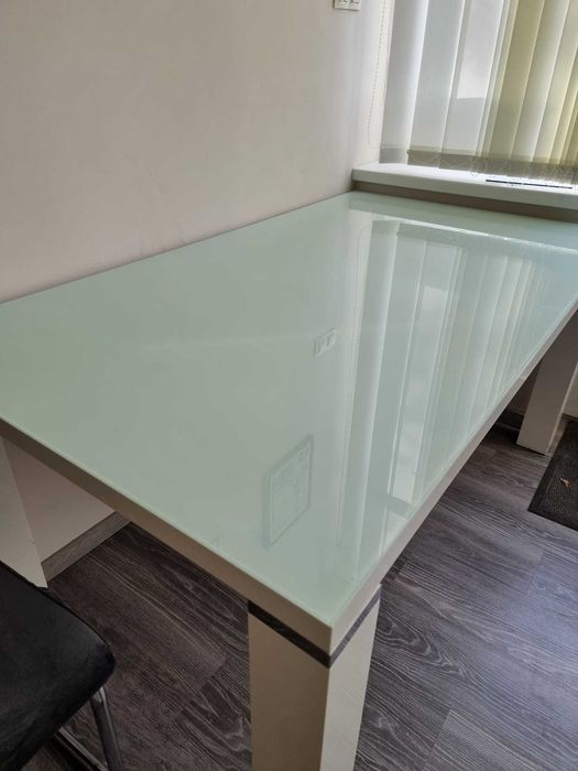 Продавам трапезна маса