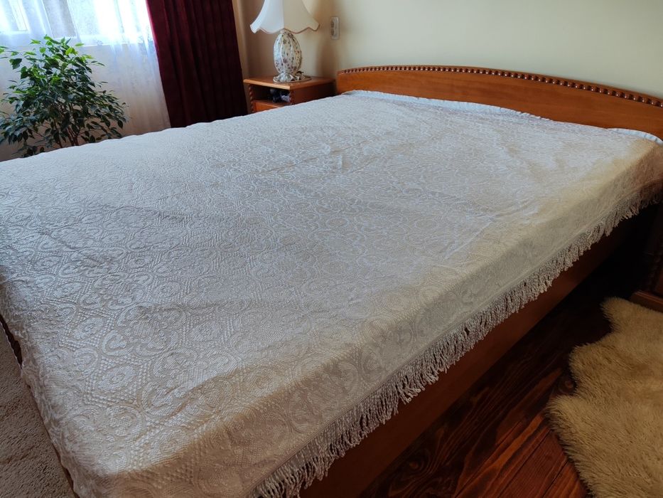 Бяла кувертюра за спалня