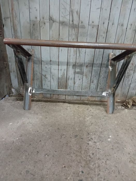 Турник железный.