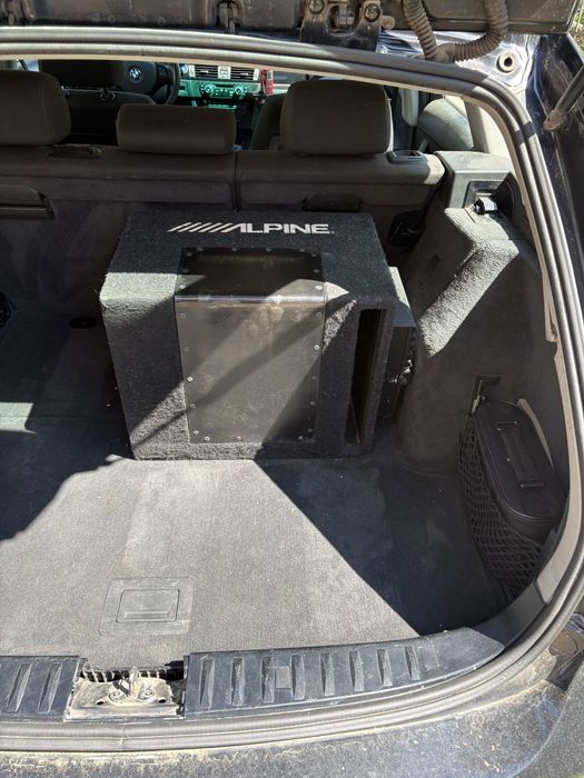Subwoofer Alpine cu statie