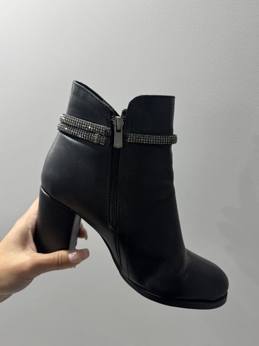 Черни ботушки на ток