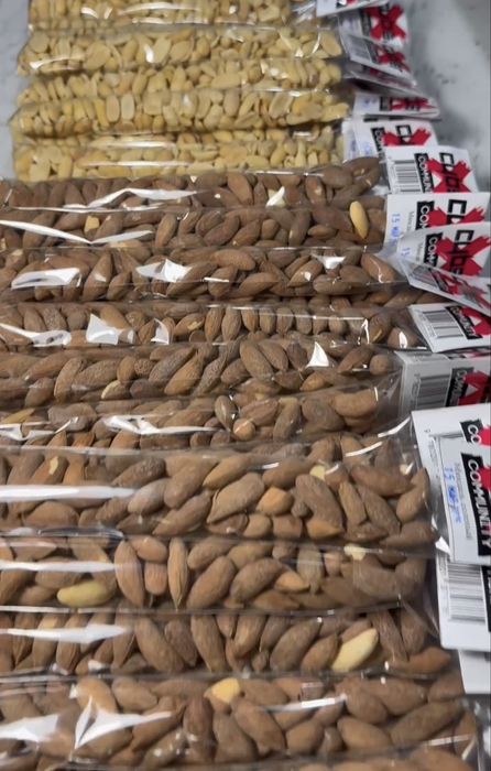 Сухофрукты в упаковках, quruq mevalar, арахис, грецкий орех, орехи