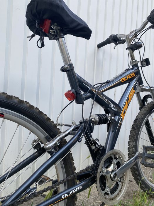Bicicletă MTB DHS Blaze – Full Suspensie, Echipare Shimano, 18 Viteze