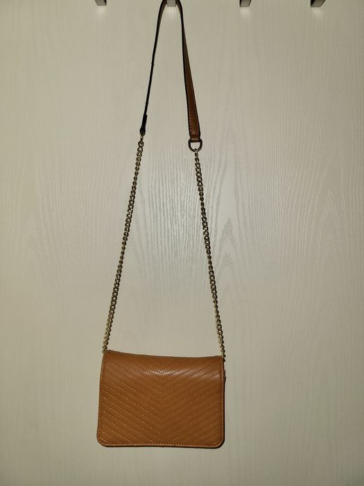 Малка дамска чанта в кафяво