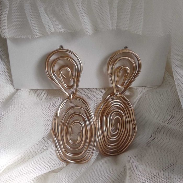 Стильные женские серьги