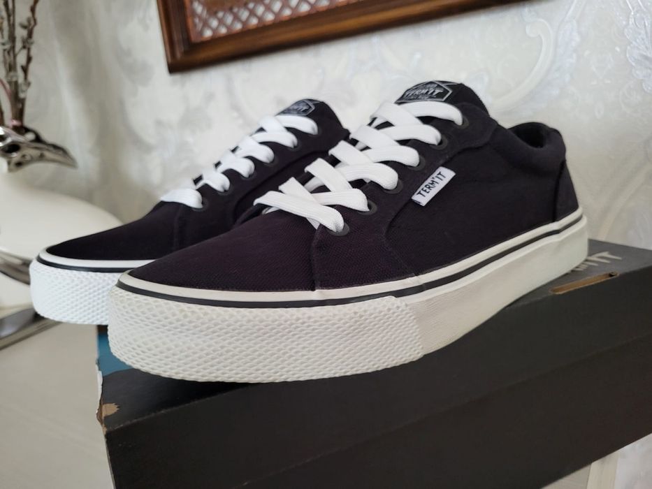 Продам оригинальные кеды Adidas.