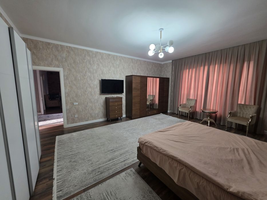 Сдам свой дом 450м2,  4 стальни , 3 сан узла в центре