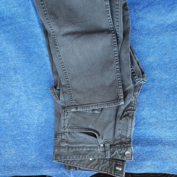 Vând blugi  Boss , Repley