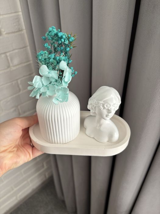 Ваза,статуэтки,поднос.