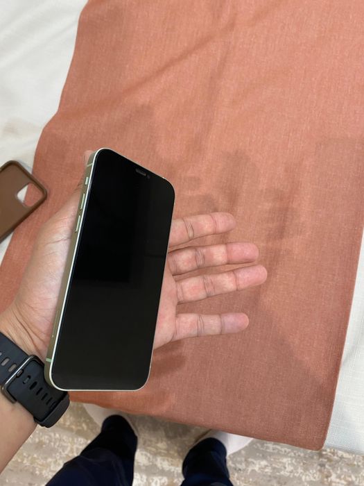 Айфон 12 сатылады