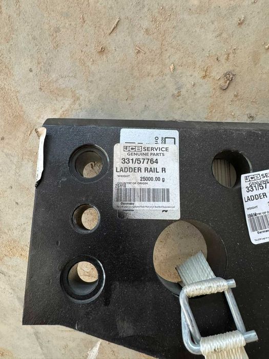 Suport scara / sina cuplare dreapta JCB 331/57764 original nou (25 kg)