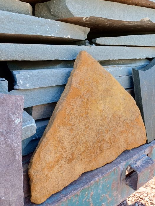 Дикий камень красный