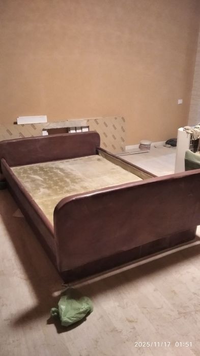 Кровать без матраса