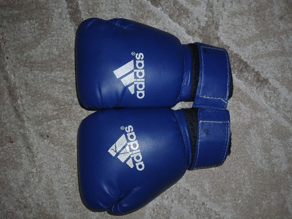 Продам экипировку.Шлем, протектор,перчатки,щётки