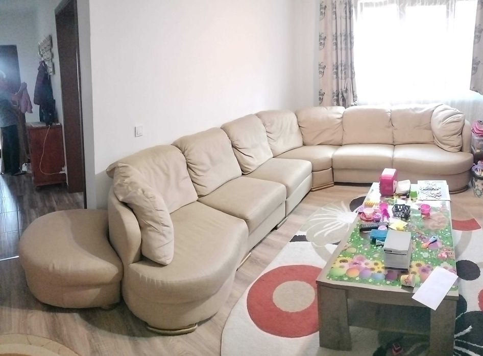 Coltar mare pentru living cu taburet