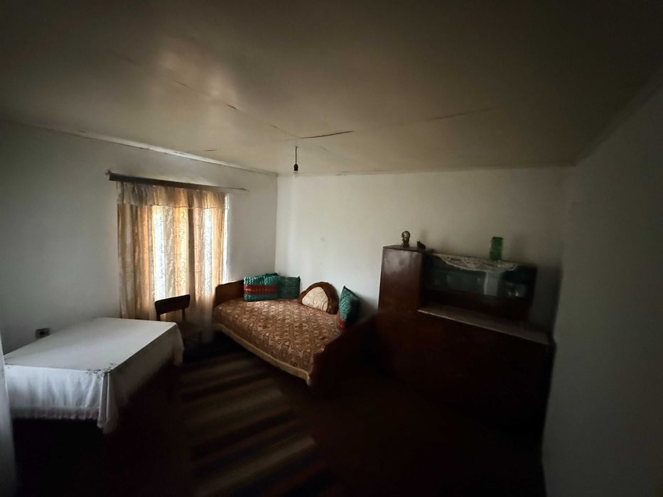 Къща с двор в с.Здравец