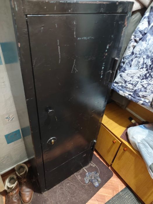 Закрытый черный сейф